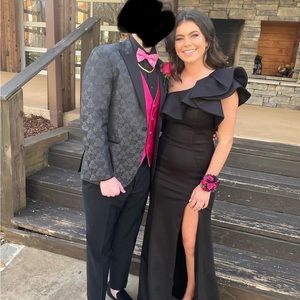 Absolutely gorgeous long prom dress.